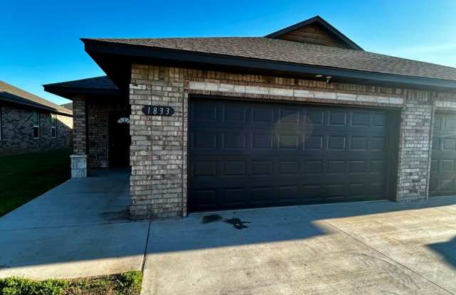 3br 2ba duplex with 2 car garage! Gallery 1