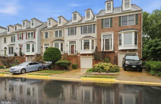 7035 KINGS MANOR Drive Gallery 2