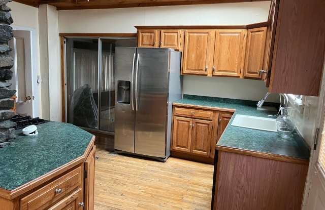 Sunny 2 Br / 1 BA Apartment in quiet area of Middleboro - 31 Oak Street, Middleborough Center, MA 02346 Sunny 2 Br / 1 BA Apartment in quiet area of Middleboro - 31 Oak Street, Middleborough Center, MA 02346