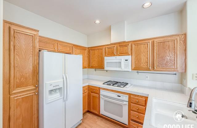 SD: Comfortable 2BD/2BA Townhome in Carmel Mountain Ranch with Community Pool, Attached Garage & In-Unit Laundry photos photos