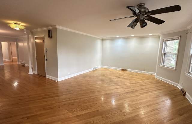 5717 N Saint Louis Avenue Gallery 3
