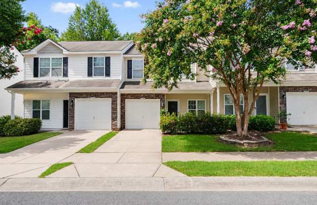 Beautiful 3BR Townhome with Community Pool & Garage! Gallery 1