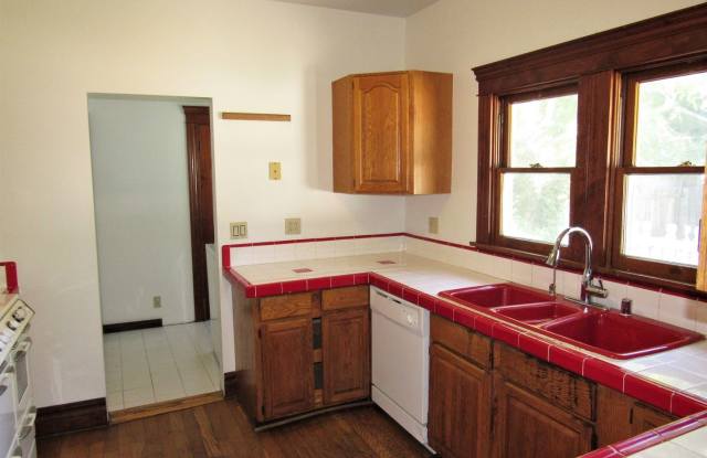 437 E. Maple Gallery 3
