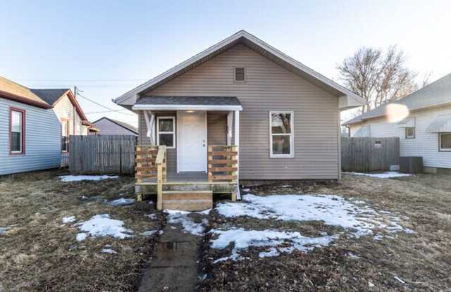 Charming & Cozy West End Cottage – Steps from Roosevelt Elementary & Parks photos photos