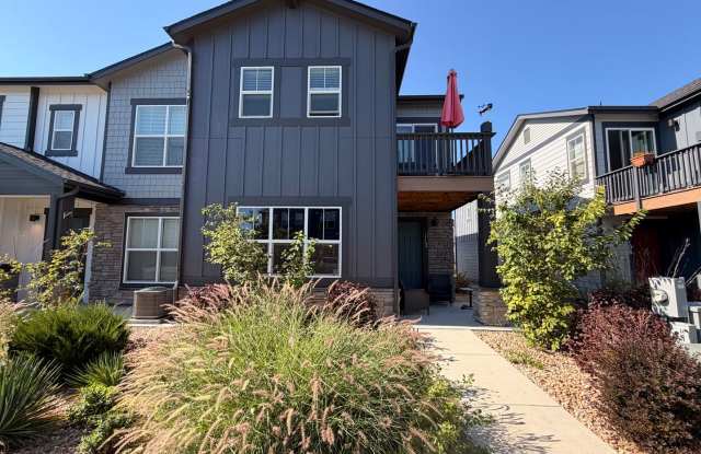 Beautiful 3 bed, 3 bath Townhome with 2 car garage! Gallery 1