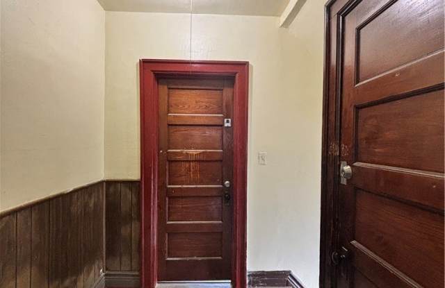 215 Ludington Street Gallery 4