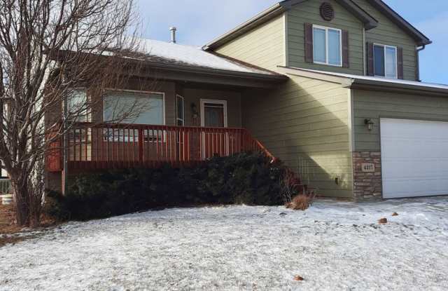 4 BED | 3.5 BATH | TRIPLE GARAGE | RED ROCKS Gallery 3