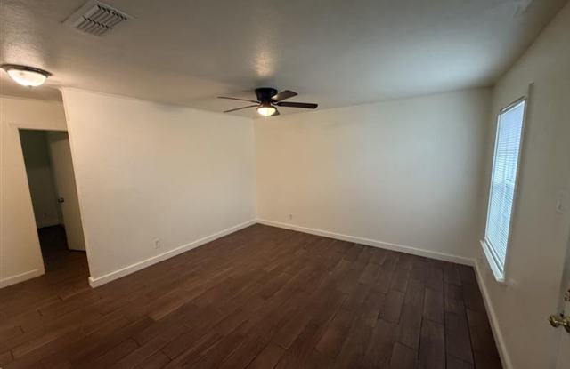 Cute 3/1 home with covered parking and large backyard Gallery 4