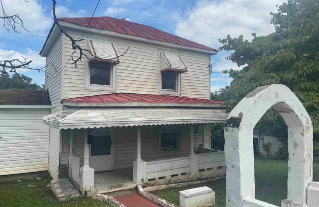 Lovely 2 Bed, 1.5 Bath Located near Lynchburg VA - 2248 Campbell Avenue, Lynchburg, VA 24501