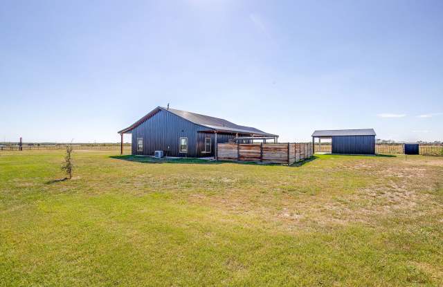 Luxury Barndominium Haven with Workshop, Garage & Covered Parking Gallery 1