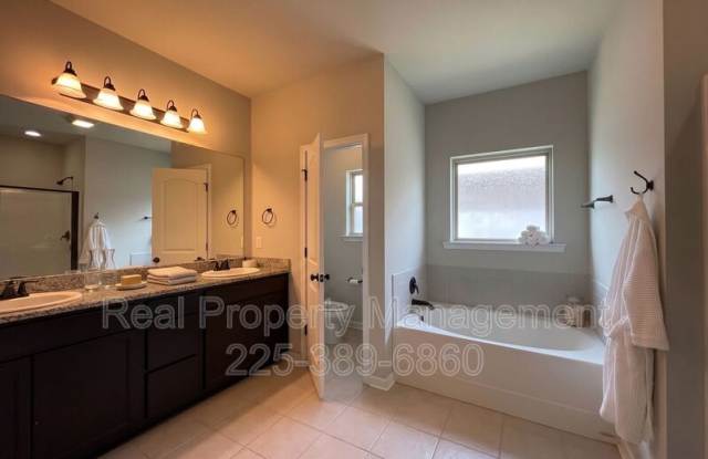 1870 Oakwood Dr. Gallery 4