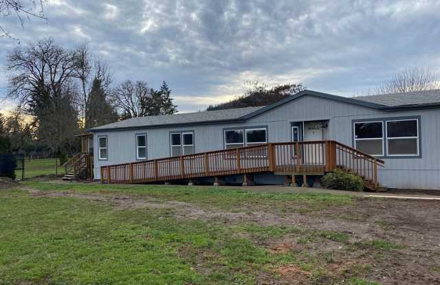 2662 sf 3 bedroom home on one fully fenced acre in South Springfield - 1050 South 28th Street, Lane County, OR 97477