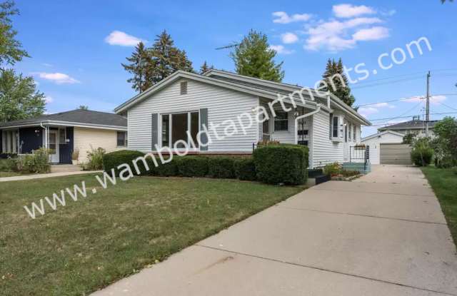 3 bed house on south side with large eat-in kitchen! - 2823 Orchard Street, Racine, WI 53405