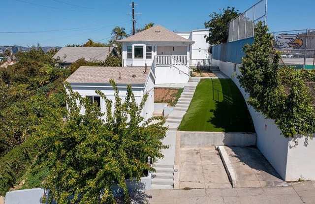 Modern 1-Bedroom Upper Unit in Boutique Mid-City Building Gallery 1