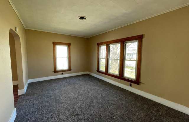 2 Bed/ 1 Bath with Garage Gallery 2