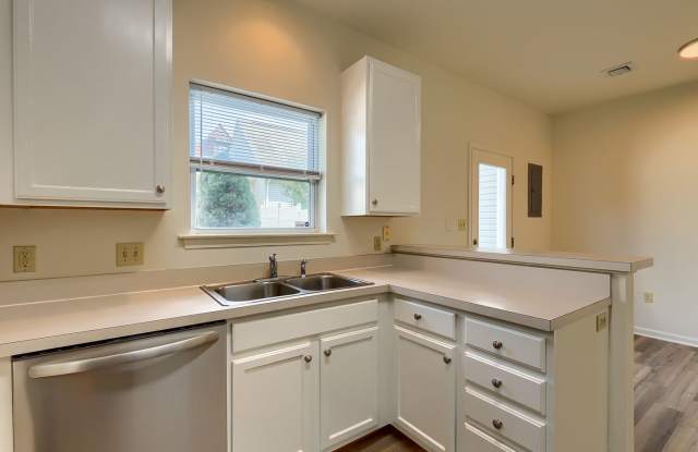 Spacious 3 bedroom on Fulton St Gallery 4