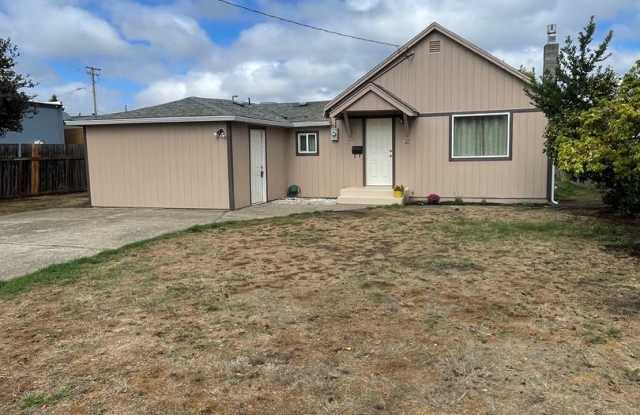 Convieniently located charming home with modern updates! - 41 East Pine Street, Lebanon, OR 97355 Convieniently located charming home with modern updates! - 41 East Pine Street, Lebanon, OR 97355