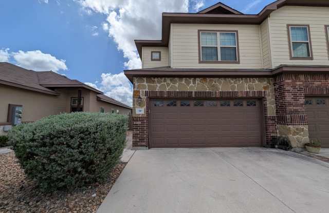 3/2.5/2 Duplex Close to Creekside Shopping, Restaurants, & Entertainment / Fenced in Backyard / CISD Gallery 1
