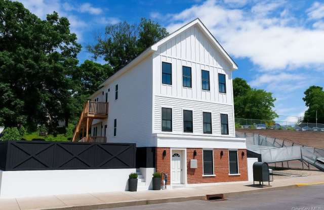 328 Columbia Street Gallery 2