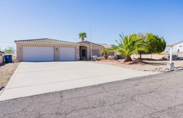 Private Desert Retreat! Vacation Home w/ a Pool & 3 Car Garage Gallery 1