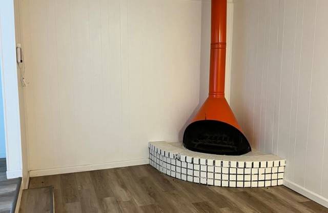 Spacious 2 bedroom with A Fire Place Gallery 3