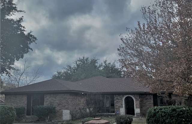 932 Arrow Wood St - 932 Arrow Wood Street, Benbrook, TX 76126