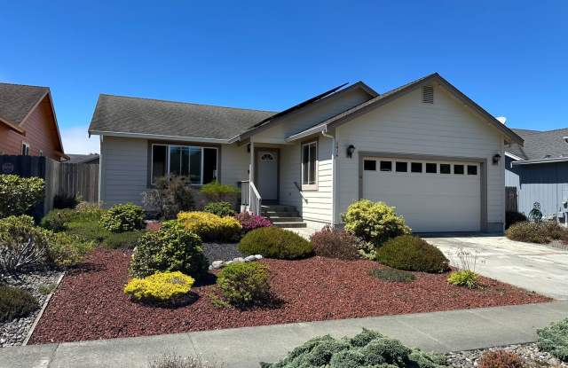 Sunny 3 Bedroom, 2 full bath w/Solar and Back Up Wall in McKinleyville photos photos