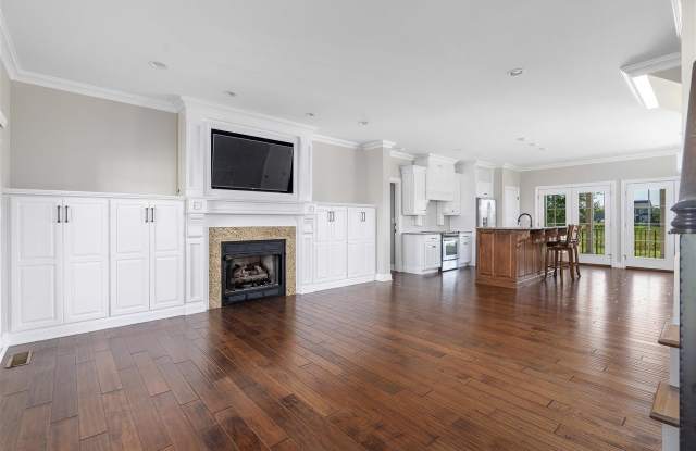 358 Club Court Gallery 4