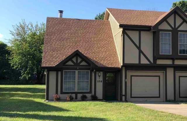 528 SE Hampton St - 528 Southeast Hampton Street, Lee's Summit, MO 64063