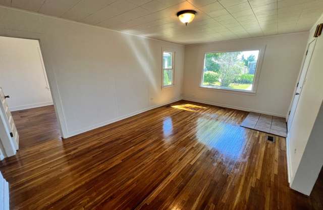 Adorable Shadle Bungalow - 2 Bed, 1 Bath + Office! photos photos