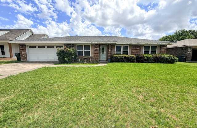 Spacious 3-Bedroom House in Lake Charles - Huge Backyard & Storage Shed photos photos Spacious 3-Bedroom House in Lake Charles - Huge Backyard & Storage Shed photos photos