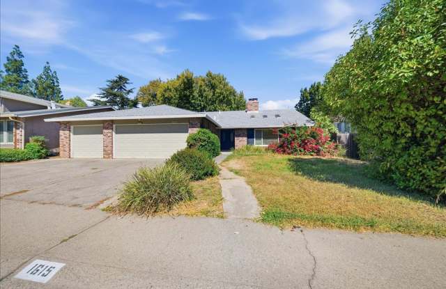 1615 Oakview Dr Gallery 1