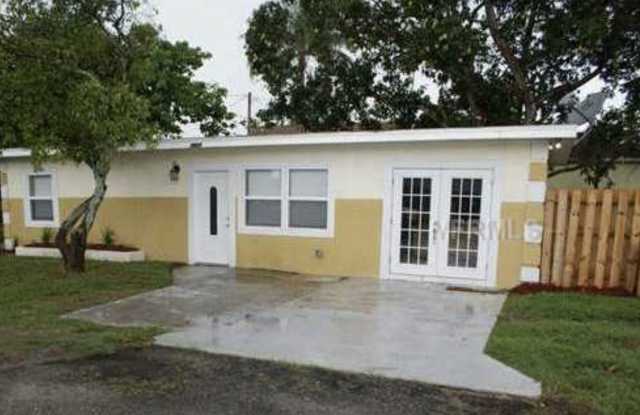 Cozy 2/1 remodeled Bradenton home with privacy fence Gallery 1