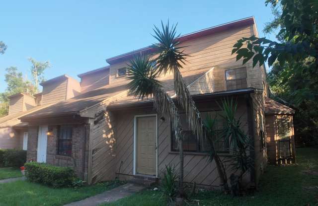 Freshly Remodeled 3 BR 2 BA Townhome Located Minutes From Doak Campbell Stadium! photos photos