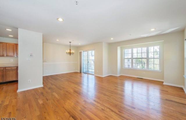 102 Lakeview Ct Gallery 4