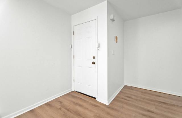 APARTMENT FOR LEASE - 2BD 1BTH NEWLY RENOVATED photos photos