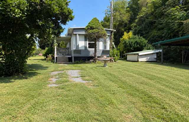 3 Bed / 1 Bath Home on Private Country Lot with 600 Sq Ft Workshop – Jonesborough Gallery 1