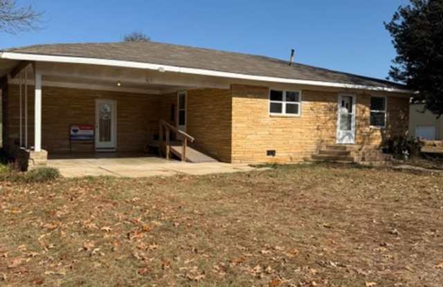 2 Bed / 1 Bath Home in Newark | Newly Updated - 564 West 7th Street, Newark, AR 72562