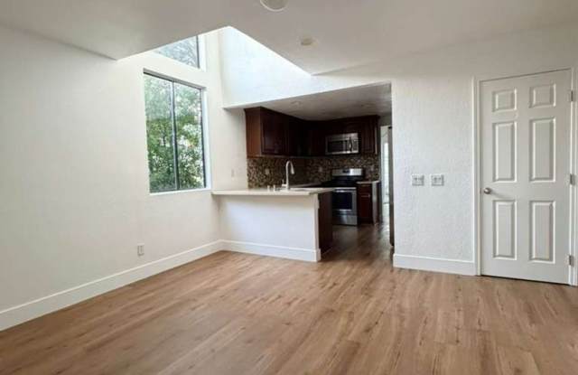 Freshly Updated End-Unit Townhome in the Gated Community of Vista Valencia photos photos