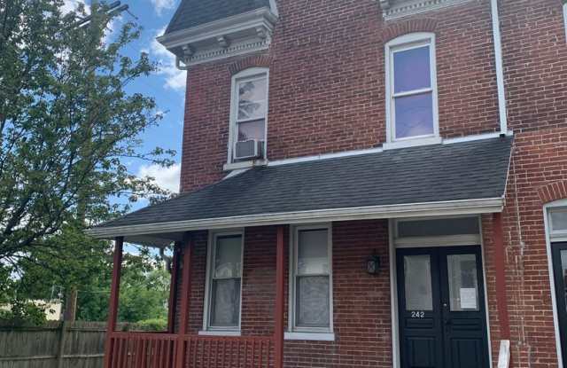 1st Floor 1 Bedroom with Full Bath-Parking York City SD - 242 Roosevelt Avenue, York, PA 17401