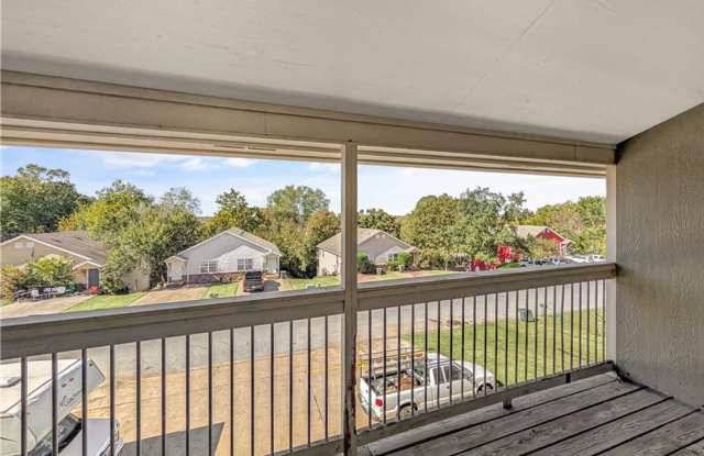 2 Bed 1.5 Bath Condo Gallery 3