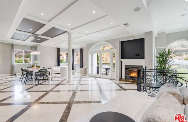 2063 WATTLES Dr Gallery 3