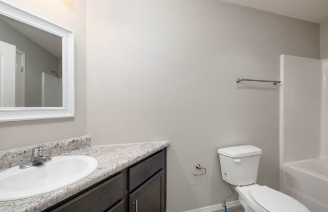 Spacious 3 Bedroom Duplex in Monte Cristo!! Gallery 4