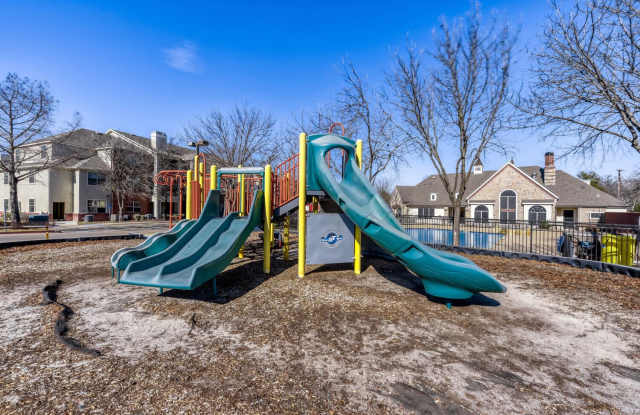 River Trail Apartment Gallery 3