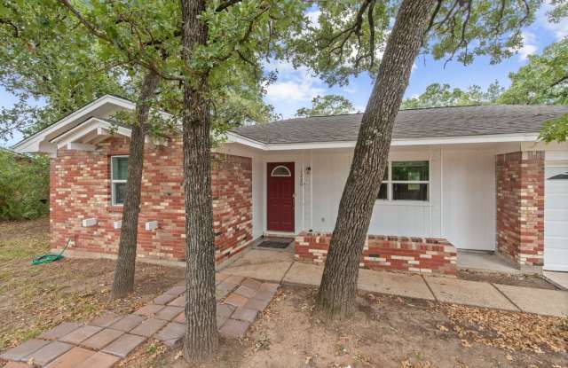 AUGUST 2027 PRE-LEASE!  Cute 3 Bed, 2 Bath Home Close to Campus Gallery 4