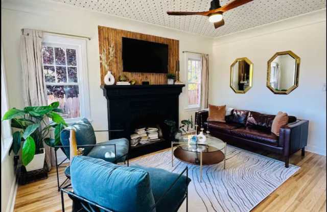 Midtown Gorgeous Home on Large Private Lot Gallery 4