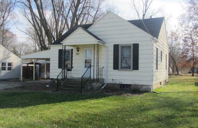 Very sharp 2 BR house in Normal photos photos