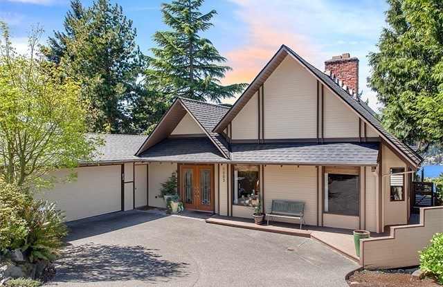 Exquisite 4 Bed, 2.5 bath in Bellevue with oversize loft and view of Lake WA - 5803 111th Avenue Southeast, Bellevue, WA 98006