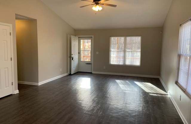 Spacious 3 Bedroom Home with wooded privacy Gallery 3