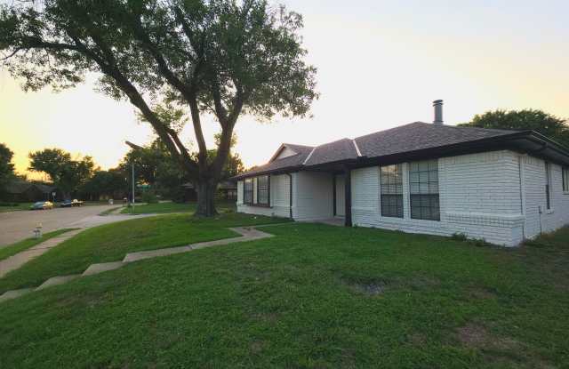 Allen | 3 Bed 2 Bath | Single Family Home | Upgraded  Move-In Ready! - 1307 Edelweiss Drive, Allen, TX 75002